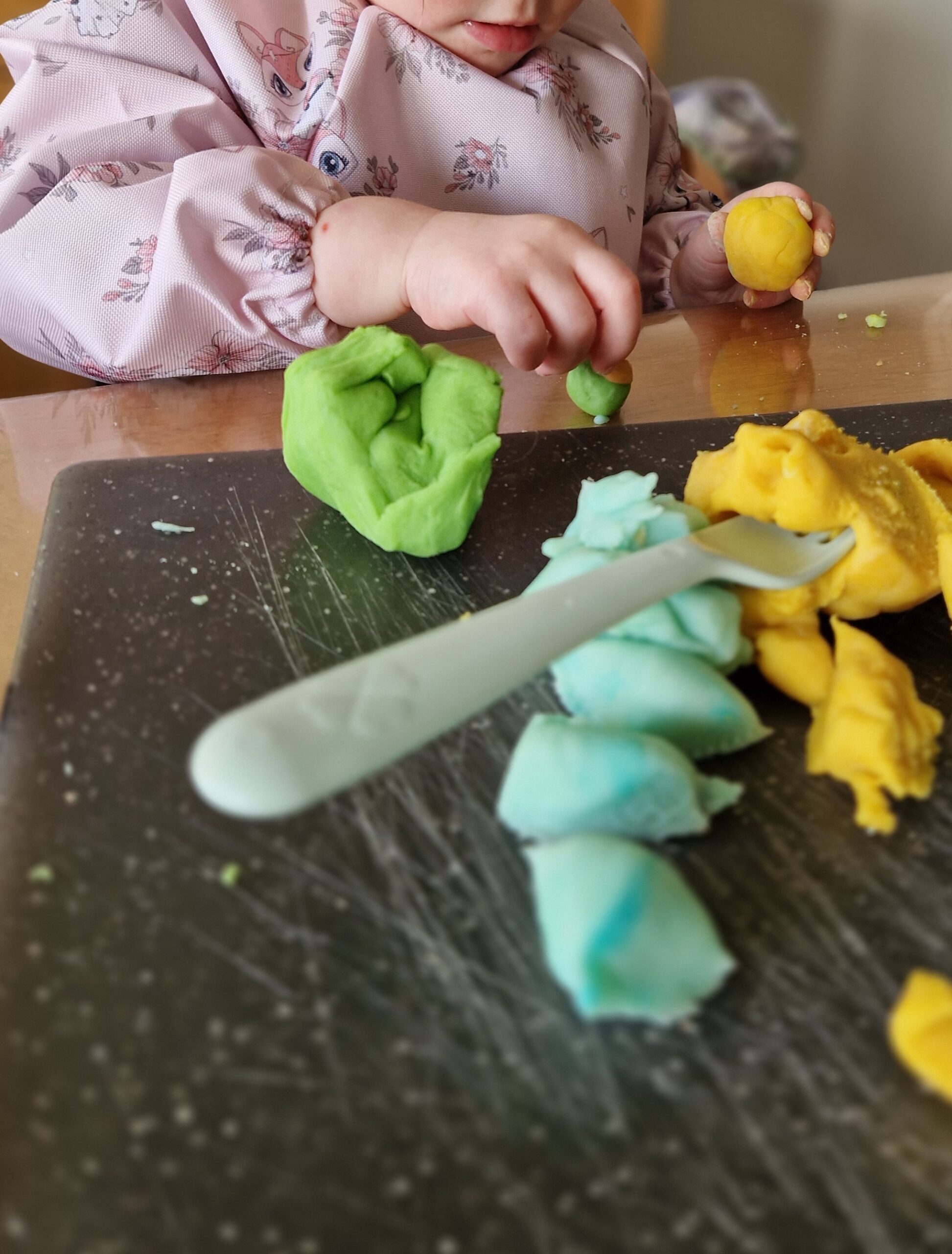 Comment faire un atelier pâte à modeler maison avec vos bambins ?